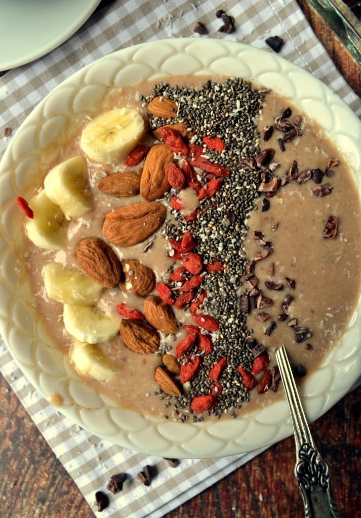 smoothie bowl με ταχινι και χουρμαδες